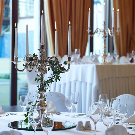 Grand Serai Congress And Spa Janina Zewnętrze zdjęcie A candelabra on a table