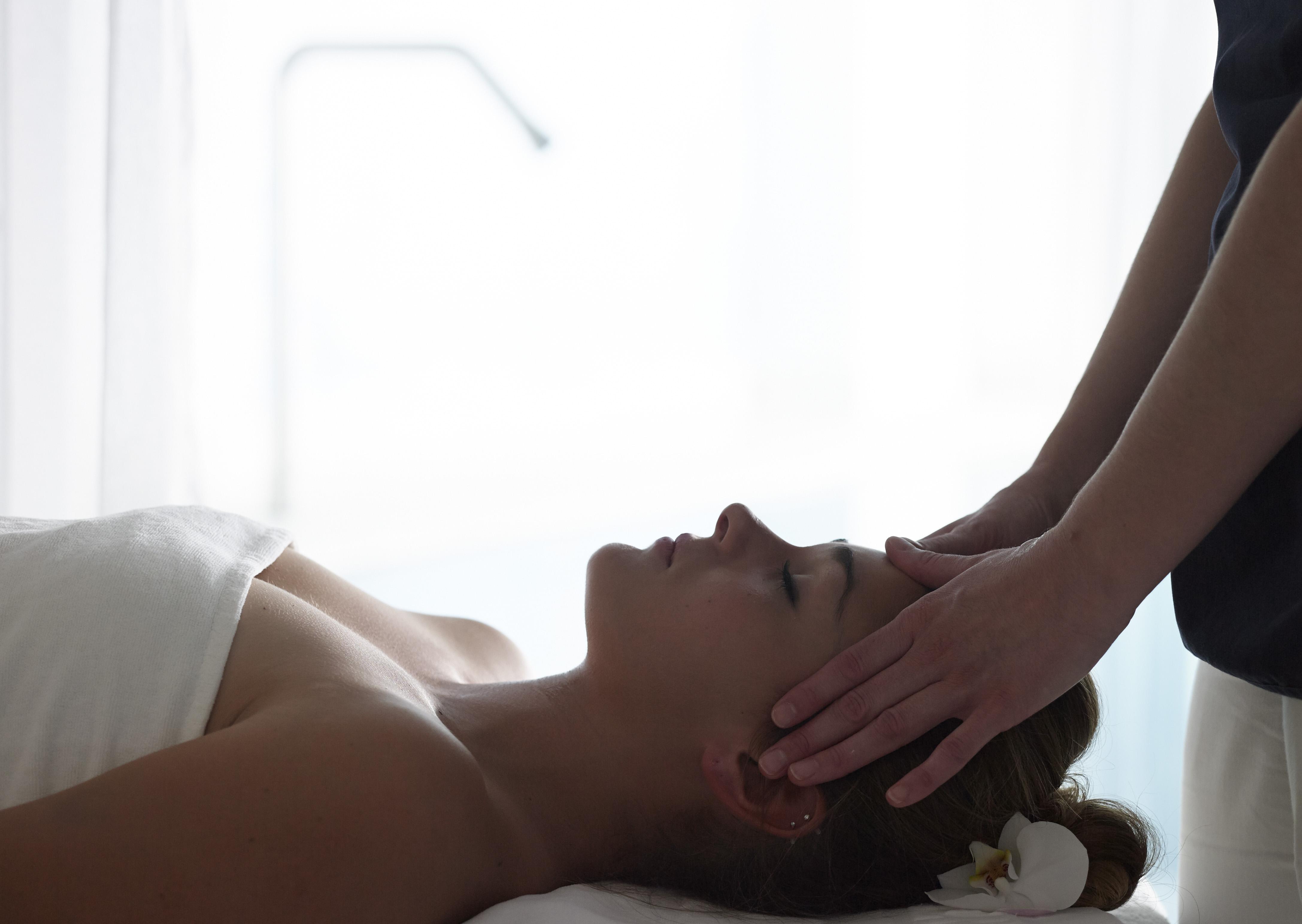 Grand Serai Congress And Spa Janina Zewnętrze zdjęcie A woman receiving a head massage