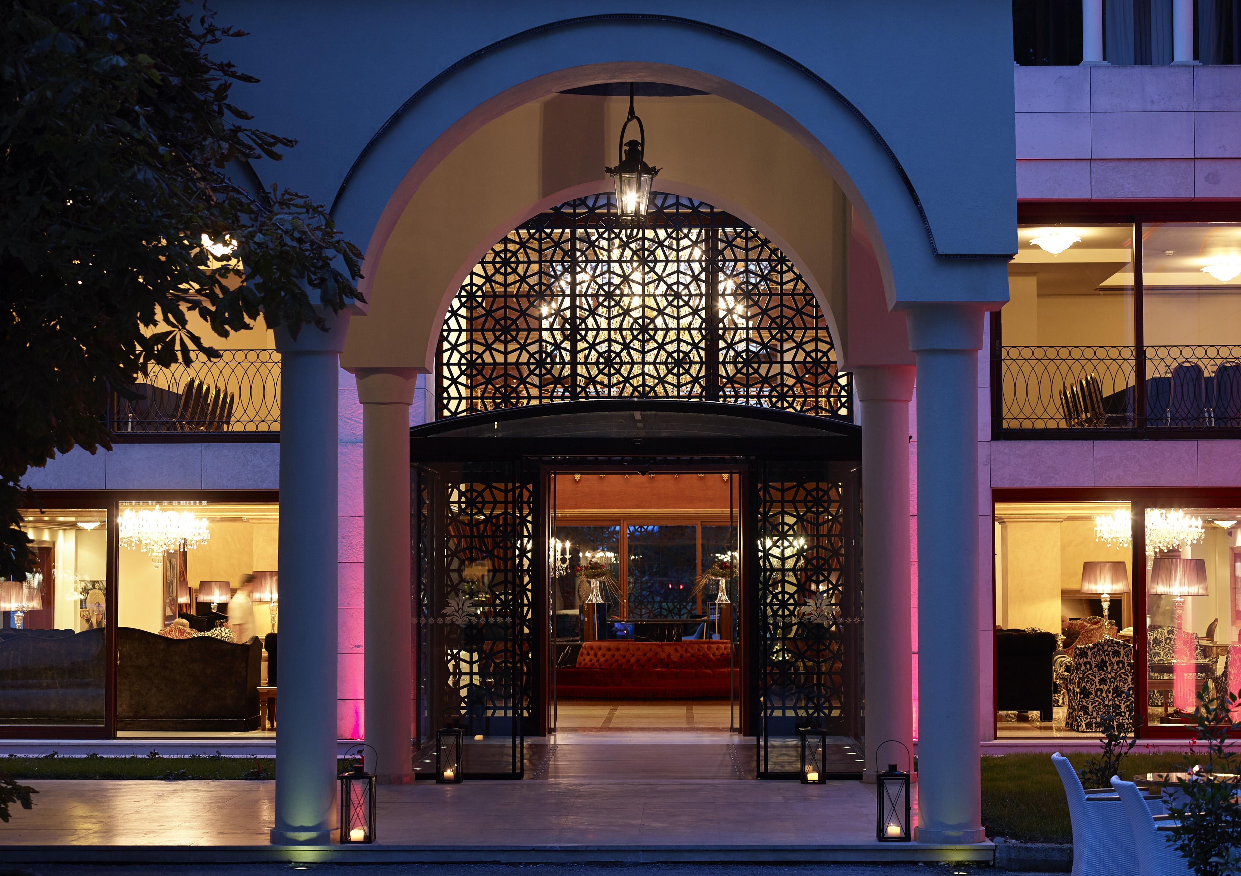 Grand Serai Congress And Spa Janina Zewnętrze zdjęcie Entrance to the hotel