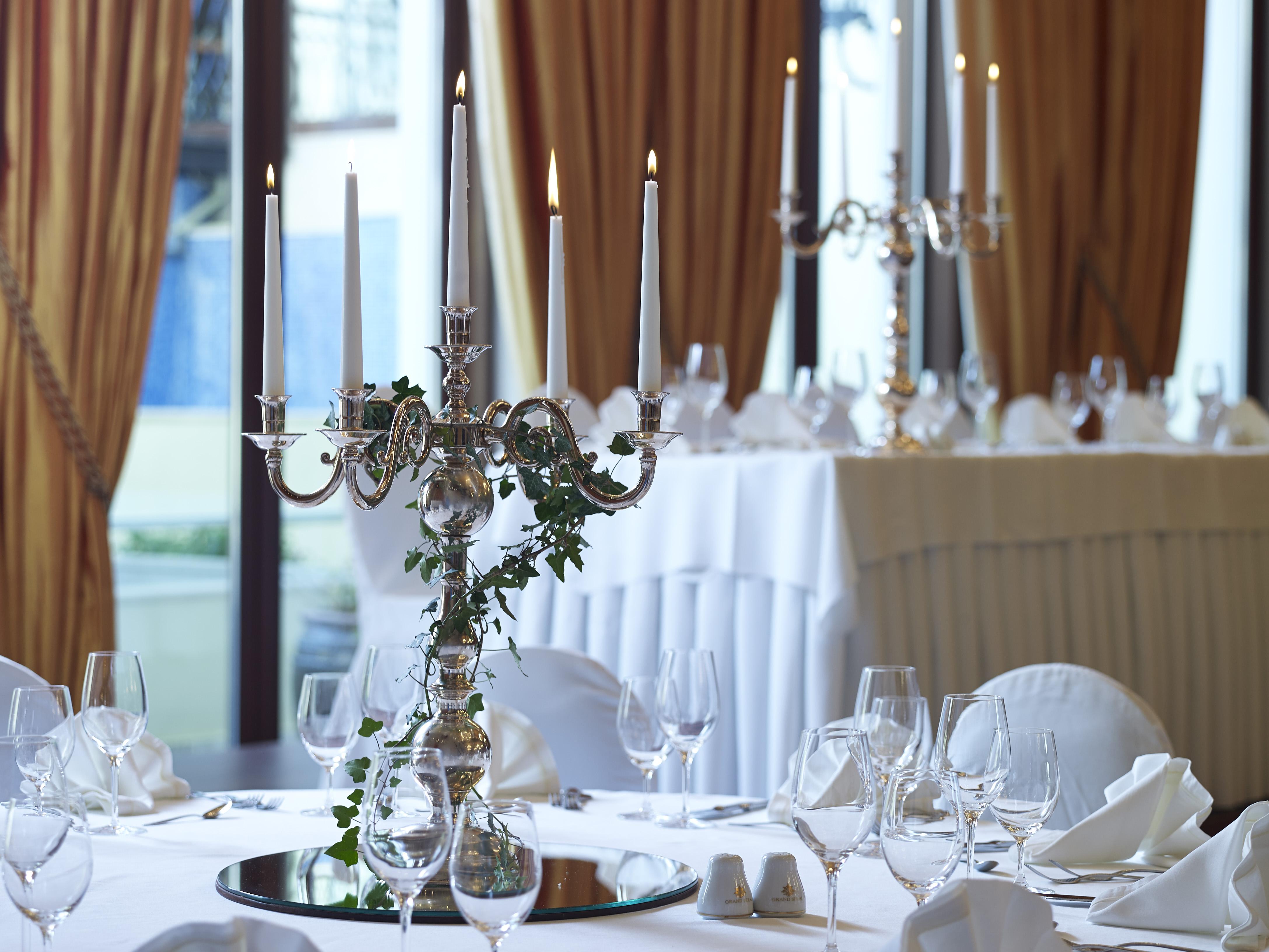 Grand Serai Congress And Spa Janina Zewnętrze zdjęcie A candelabra on a table