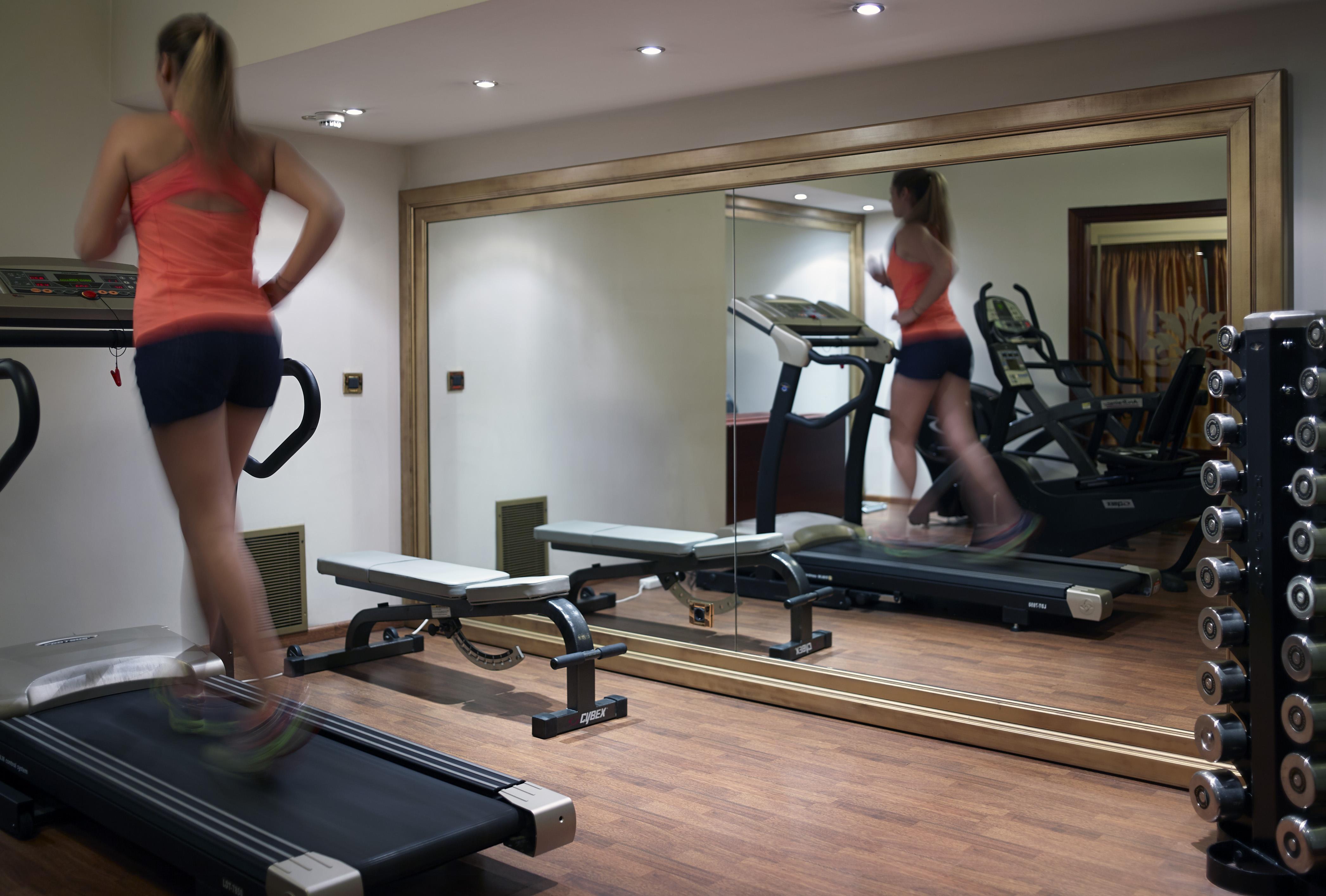 Grand Serai Congress And Spa Janina Zewnętrze zdjęcie A woman exercising on a treadmill