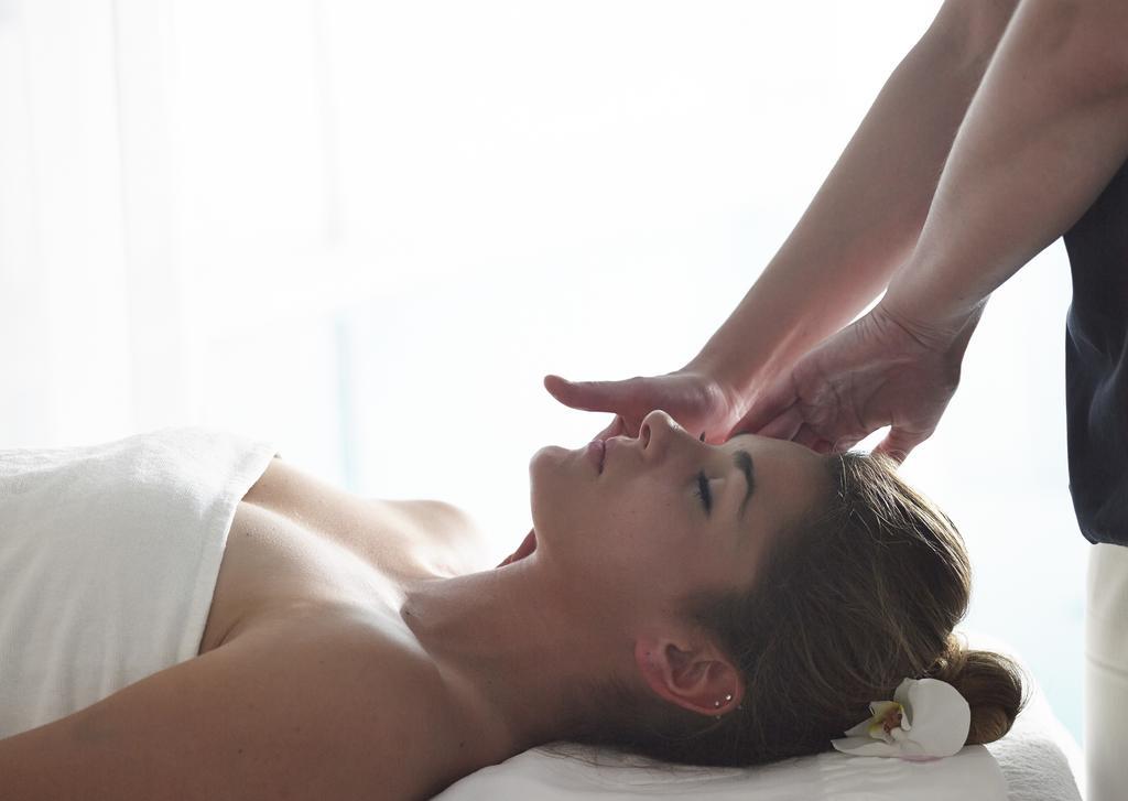 Grand Serai Congress And Spa Janina Zewnętrze zdjęcie A woman receiving a head massage